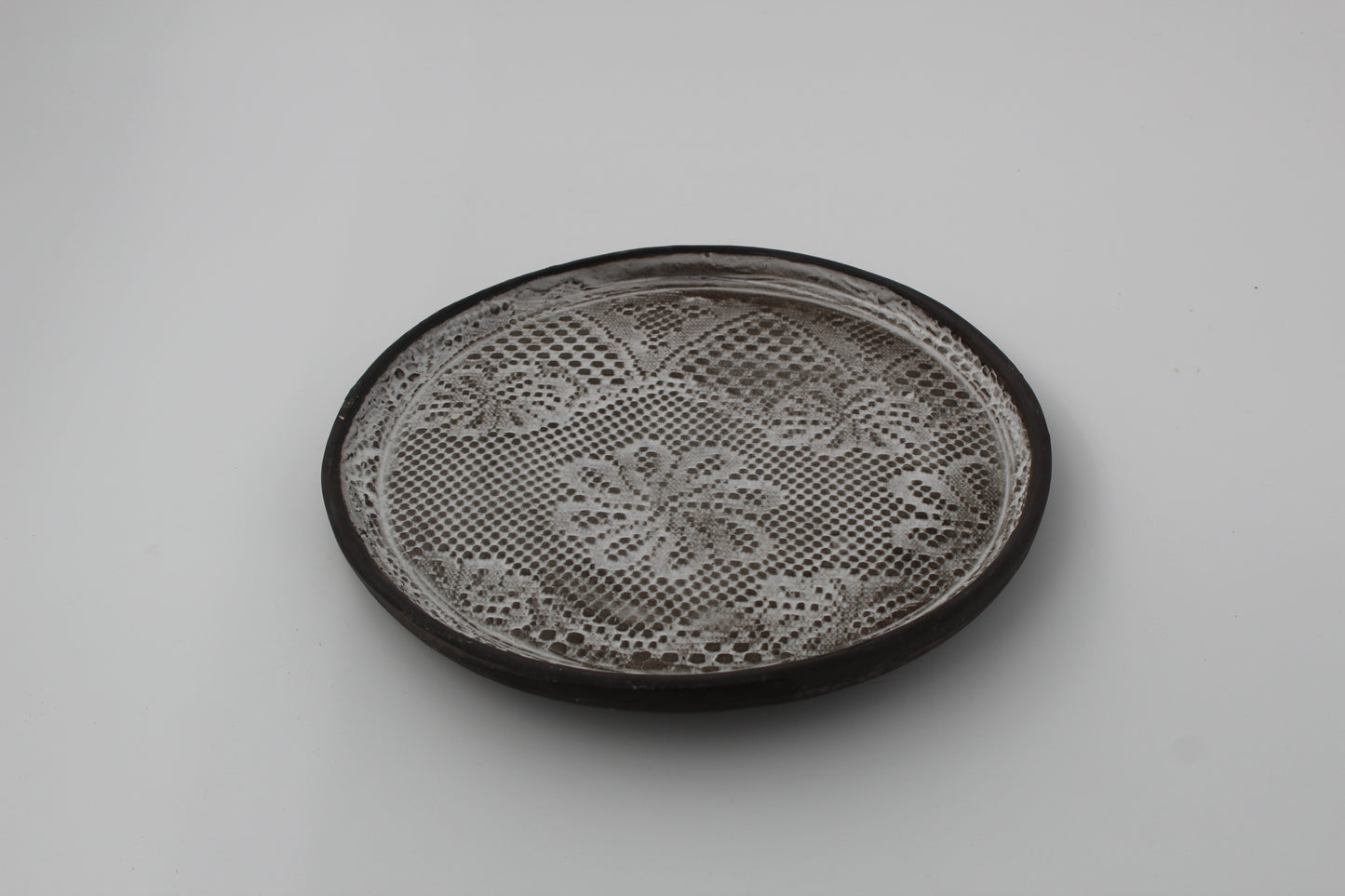 Lace pattern serving dish